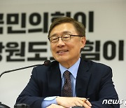 최재형, 대선캠프 전격 해체.."대선 레이스 포기는 아냐"