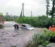 [날씨] '시간당 80mm'..제주 태풍 간접 영향에 비 피해 잇따라