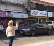 대통령에 손가락욕 날린 아르헨 할머니 "잘못된 코로나 대응" (영상)