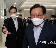 [포토]김부겸 총리 안내하는 이재용 부회장