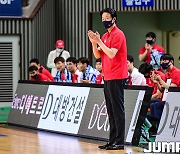 [JB포토] 2021 MG새마을금고 KBL컵대회, 선수들을 독려하는 오리온 강을준 감독