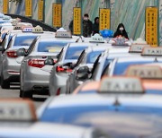 "전국 택시기사 93% 카카오T 가입..사실상 독점"