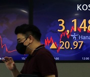 Seoul stocks inch up as investors wait for news from U.S.