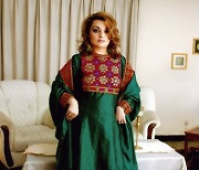 "아프간 전통복장은 이런것"..히잡 의무화에 반대하는 여성들