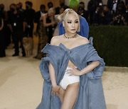 가수 CL, 美 멧 갈라 참석..퓨전 한복 데님 드레스 선보여