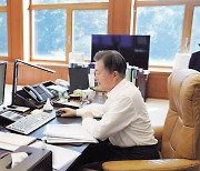 [포토뉴스] 문대통령 '캐스퍼' 광클 사전예약