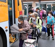 버스 타는 시골 노인들