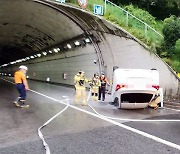 부산 번영로 달리던 승용차, 터널 입구 충돌 후 전복