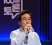 목 축이는 이낙연