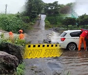 물바다 된 도로에 차량 고립..제주 '찬투' 피해 속출