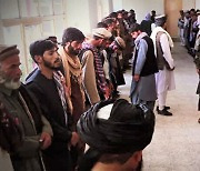 "탈레반, 민간인 20여 명 살해"..직장서도 '남녀 분리'