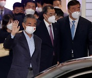 왕이 중국 외교부장, 오성홍기 새겨진 마스크쓰고 방한