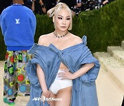 '美멧갈라' CL 파격 속옷 패션 vs 로제 단아한 블랙 미니드레스