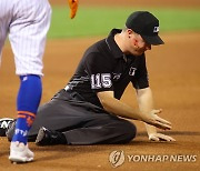 MLB 세인트루이스 유격수의 대형사고..1루심 안면 강타한 송구