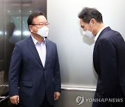 이재용 부회장과 인사하는 김부겸 총리