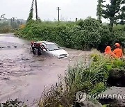 침수된 도로에 고립된 차량 운전자 구조