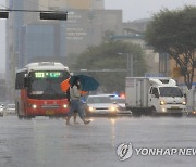 태풍 '찬투' 북상..폭우 쏟아진 서귀포