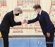 BTS 슈가와 주먹인사 하는 문재인 대통령