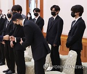 BTS와 인사하는 문재인 대통령