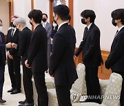 BTS와 인사하는 문재인 대통령