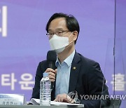 팁스 운영사 대표와 간담회 하는 강성천 중기부 차관