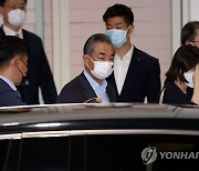 한국 도착한 왕이 중국 외교부장