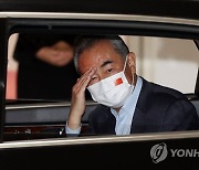 중국 왕이 입국..취재진에 손 흔들며 1박2일 일정 시작(종합)