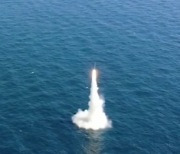 세계 7번째 SLBM 발사 성공..잠수함서 400km 날아 명중
