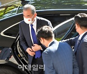 [포토]외교부 청사 들어서는 왕이 외교부장