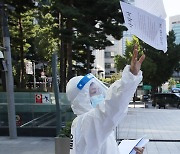 [포토]시청 앞에 뿌려지는 간호사들의 사직서
