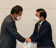 [포토]'박병석 국회의장과 인사하는 이낙연'