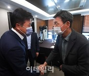 [포토]인사 나누는 박정호 대표-황현식 대표