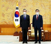 문재인 대통령, 왕이 중국 외교부장 접견