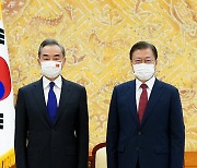 문대통령, 靑 찾은 중국 왕이 외교부장 접견