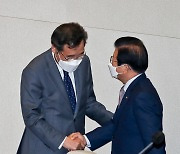 박병석 국회의장과 악수하는 이낙연 의원