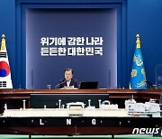 [속보] 文 "미사일전력 증강, 北도발에 충분한 억지력 갖춰"