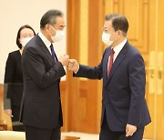 왕이 "새로운 정세 하에 양국 공동체 강화"..文대통령 만나 '베이징' 논의