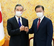 文, 中왕이 만나 "베이징올림픽, 대북 관계 개선 전기되길"