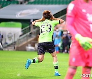 [포토] '이겼다~!' 승리의 세레머니를 하는 전북 김진수