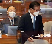 부동산·재정 놓고 설전 벌인 대정부질문.. 홍남기 "임대차법 효과 명백"