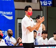 [JB포토] 2021 MG새마을금고 KBL컵대회, SK 전희철 감독 '잘하고 있어'