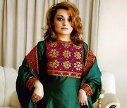 '#내옷건들지마'..아프간 여성들, 히잡 거부하며 전통의상 공개