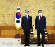 [속보]문 대통령, 북 탄도미사일 발사 보고받아..청와대, NSC상임위 개최 예정