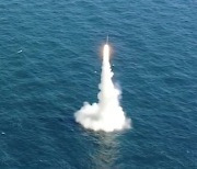독자개발 'SLBM' 잠수함 발사시험 성공.. 문재인 "北 도발 억지력 충분히 갖춰"
