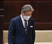 [단독]'이재명 굽은 팔' 의혹제기 의사 '징계 청원' vs "어이 없다"