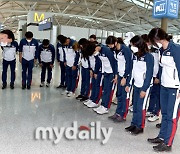 [MD포토] 양궁대표팀 '예의바른 인사 나누며 출국'