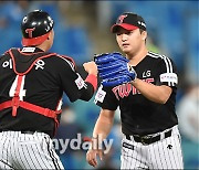 [MD포토] 고우석-이성우, '깔끔한 마무리'