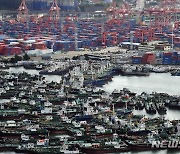 태풍 북상, 부산행에 대피한 선박들