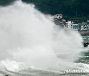 '태풍 찬투 북상, 점점 커지는 파도'