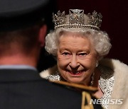 영국 여왕, 북한에 '진짜로' 축전 보냈다..배경 눈길